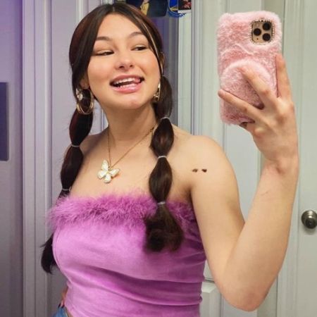 Dez Machado flexing her Iphone 12 Se